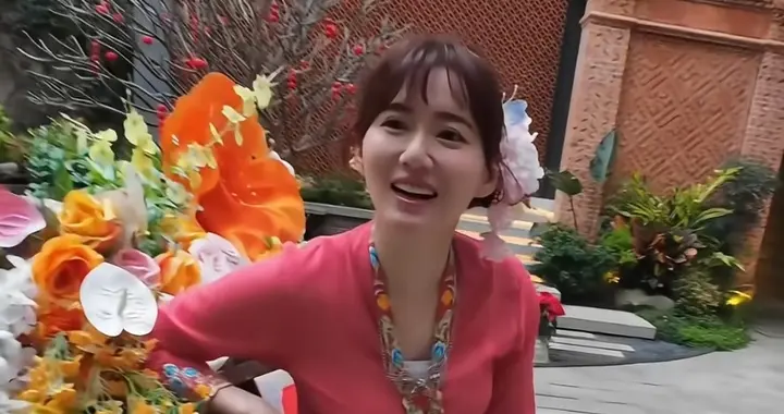 36岁江铠同泉州露面，出轨门后和陈翔退圈，她过得滋润神似毛晓彤