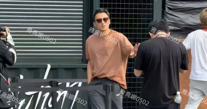 谢霆锋在舞台上很酷巨星范儿十足，本人却小小一只帅气年轻随和