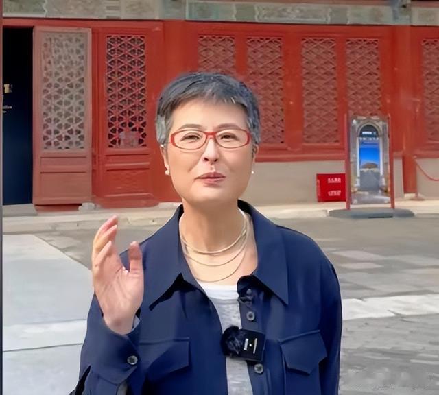 张泉灵断崖式衰老，白发苍苍尽显老态，网友泪目：我不能接受！