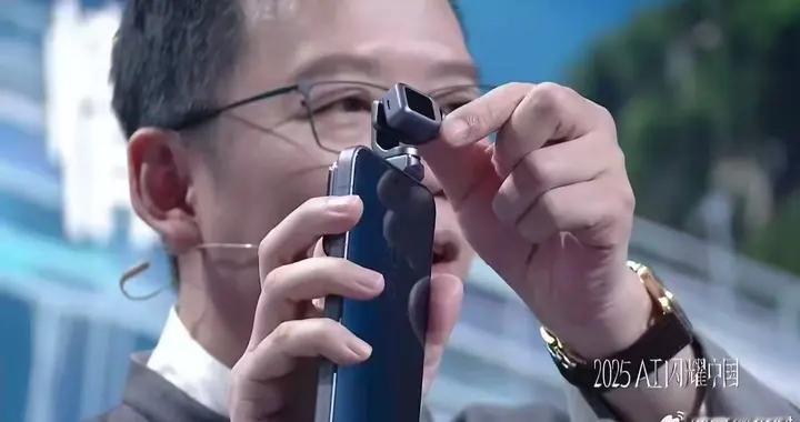 自帶機械臂+360°云臺 吳曉波秀出全球首款手機機器人