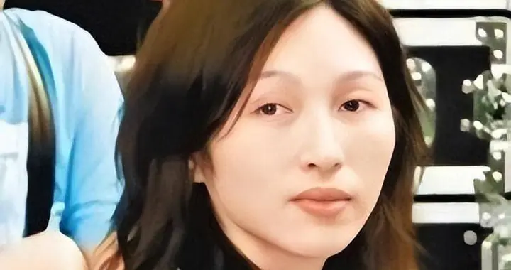 自愿当22年“保姆”，52岁冒险为古巨基生娃，现安稳享受阔太生活