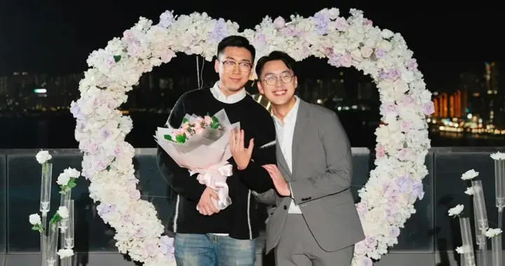 34岁新闻男主播宣布与同性密友订婚，拍拖6年情定终生：我愿意！