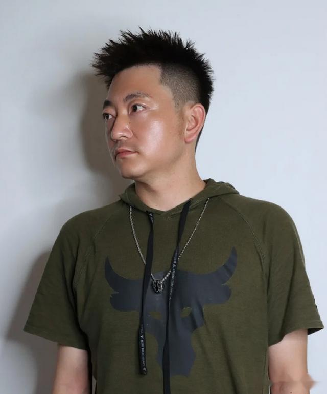“两边铲光，中间留长”，这3款潮流发型，让你秒变阳光型男
