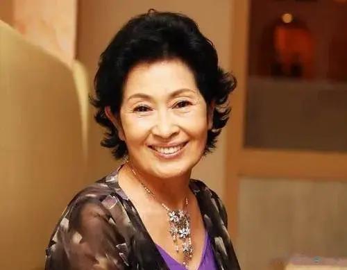 82岁金惠子上演奶孙恋 网友：韩国娱乐圈疯了 毁掉国民奶奶名声？