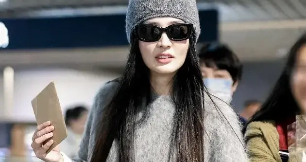 徐璐机场私服真会穿！灰色毛衣+牛仔裤+冷帽，时髦洋气又高级！