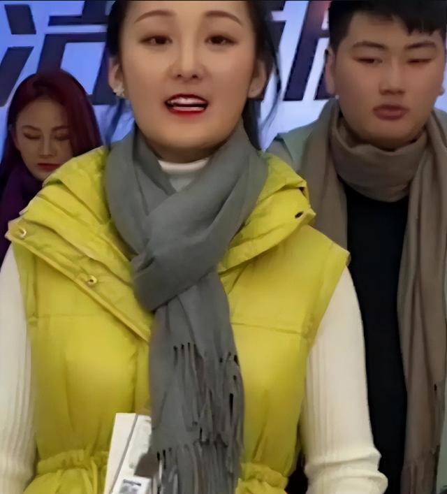 离婚一年多，24岁陈亚男和22岁朱小伟，早已过上截然相反的生活