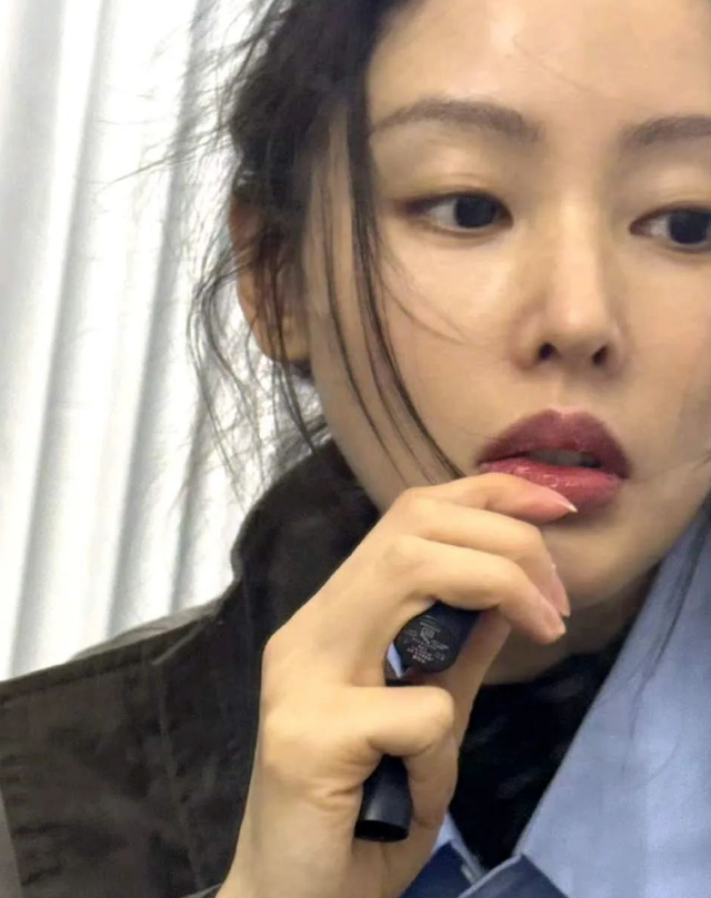 34岁张天爱深夜晒自拍，头发凌乱朱唇轻启，穿卡其色风衣轻松随意