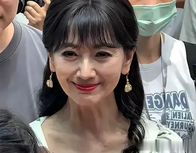 71岁赵雅芝生图太吓人了！厚厚的粉底难掩老态，但还是秒杀同龄人
