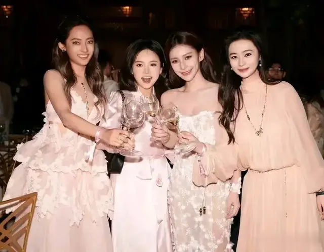 马筱梅的婚礼成了全网最让人羡慕的婚礼，姐妹团也是非常的给力！