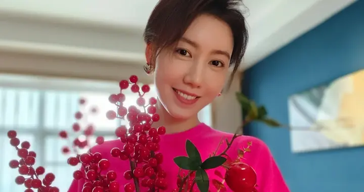 高露也没想到, 她和上海丈夫生的大女儿, 如今打破她的低调随母进组