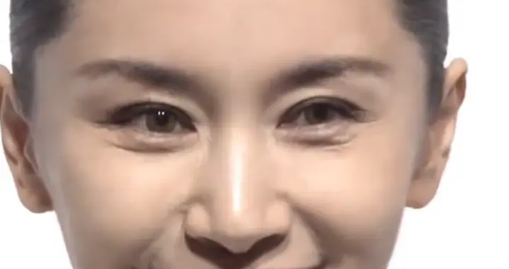 王子文参加活动遭怼脸拍，大眼睛有皱纹不显年轻，但皮肤是真细腻