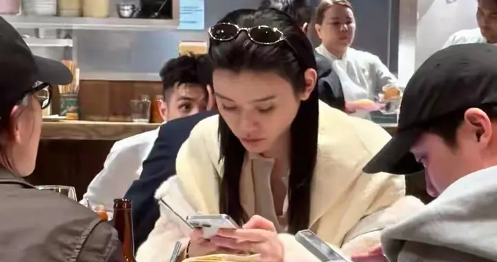 奚梦瑶素颜中环干饭，脸上斑点全露，豪门儿媳也太接地气了