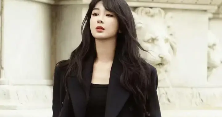 杨紫越来越会穿！黑色大衣+背心+棕色百褶裙，时髦减龄又高级！