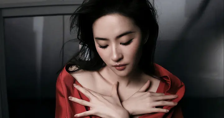 刘亦菲真的绝了！连头发丝都透着精致感，美得无死角。