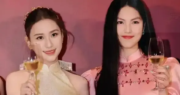 王诗龄与何超莲同框，颜值秒杀何，婴儿肥消失，与李湘年轻时撞脸