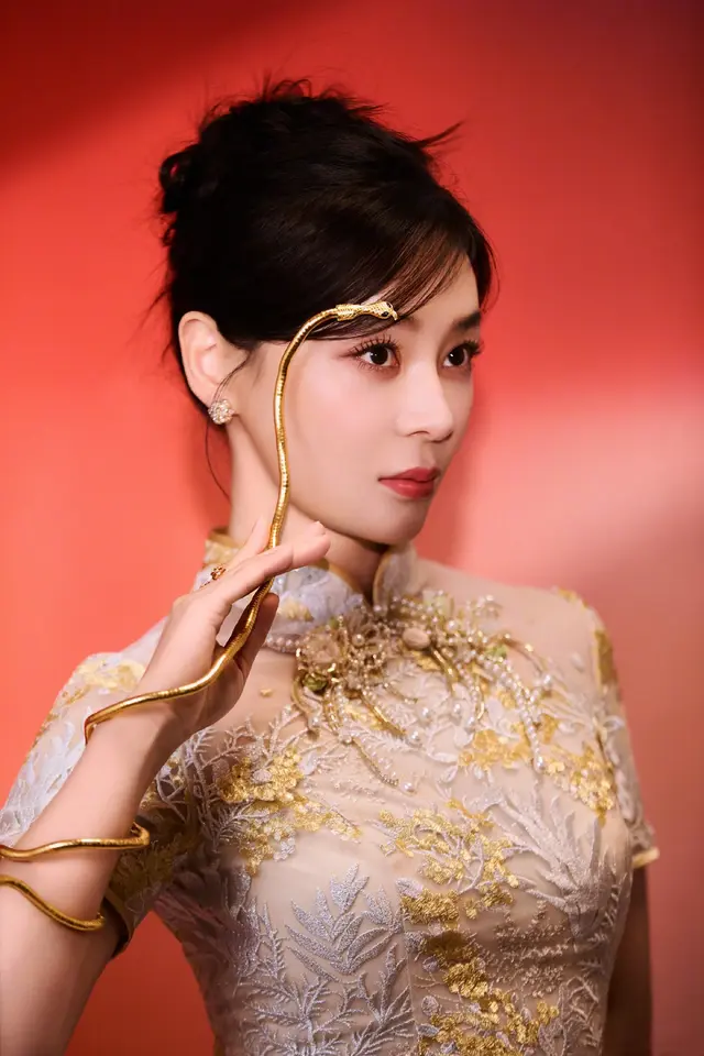 袁姗姗薄纱旗袍迎新年！