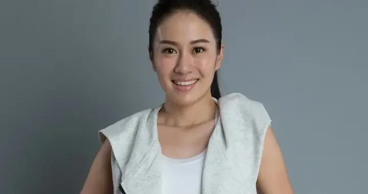 明星生图｜叶璇，灰马甲配橙短裤美出活力感