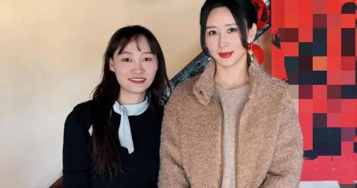 47岁胡静在云南老家探亲被偶遇，皮肤白皙有光泽，看起来太年轻了