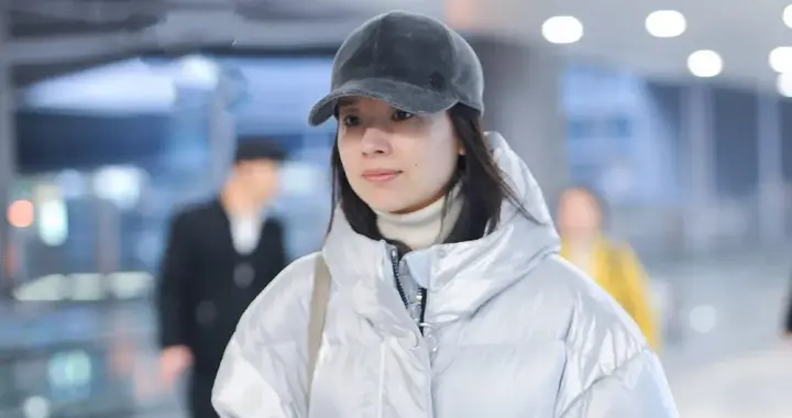 董洁机场私服真会穿！系腰羽绒服+牛仔裤+短靴，时髦洋气又高级！