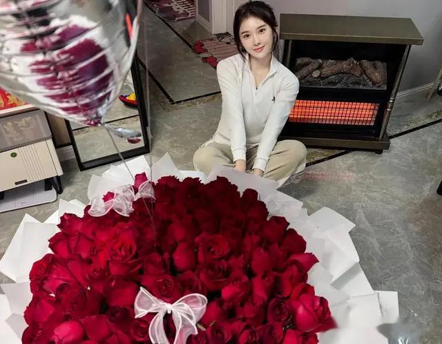 吴艳妮收到大束玫瑰 晒照秀恩爱，照片又瘦又美被指p过头了