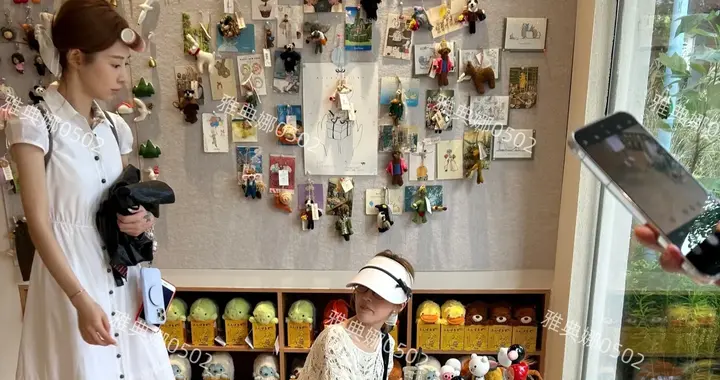 麓湖偶遇赵露思，她真的瘦得皮包骨蹲下来只有小小一团但心情不错