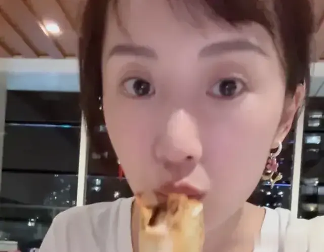 海藻李念分享带娃日常，与12岁女儿豪宅露台打排球 三胎儿子超可爱