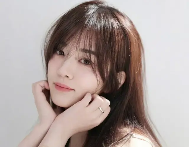 王晓晨庆37岁生日晒照，疑似回应表白俞灏明，中指戴戒似已订婚