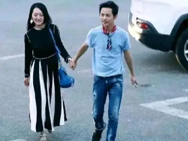 何炅、杨钰莹街头牵手，场面好温馨