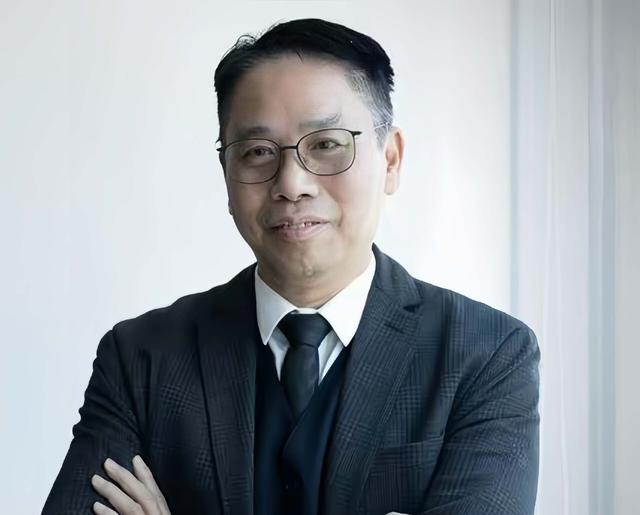 突发！香港知名男星王祖蓝舅父破产，去年以67岁高龄老来得子