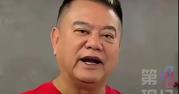 陈百祥身穿红T恤看九三阅兵