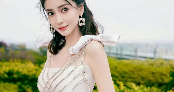 杨颖白裙穿搭，好有纯美气息