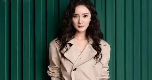 杨幂换风格后气质大变！穿风衣+丝袜，高级又洋气！