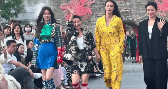 林丹能娶到谢杏芳真有眼光！穿黄色连体裤出席活动，端庄又显气质