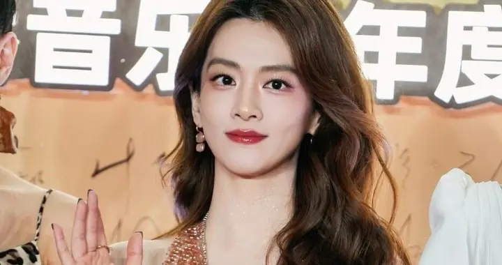 陈昊宇出席北京天桥音乐剧年度盛典，穿橙色亮片礼裙端庄典雅好美