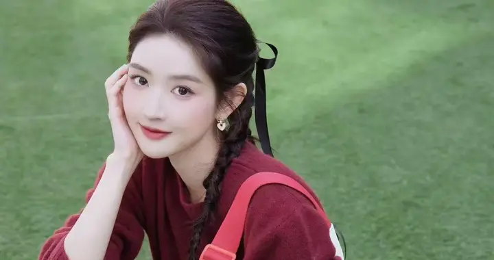 王玉雯私服穿搭真时髦！红色毛衣+牛仔裤+长筒靴，洋气又高级！