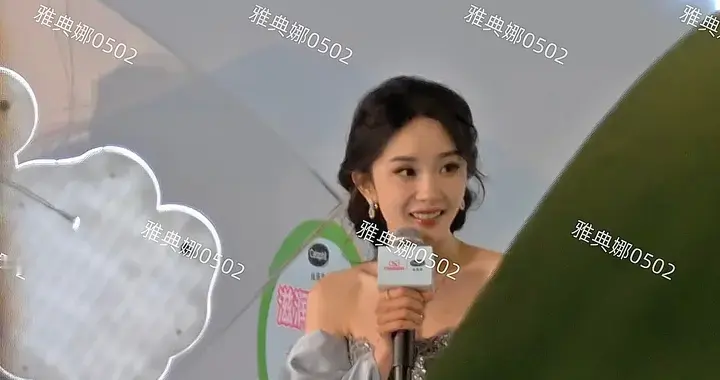 上海环球港见到杨幂身材挺好体态欠佳颜值也没有网上夸的那么漂亮