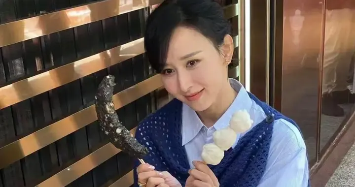 48岁胡静去潮汕逛菜市场，她扎着丸子头，背着名牌包气质非常好