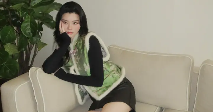 奚梦瑶穿汝窑绿新中式马甲很美，她把欧时力穿出顶奢感！