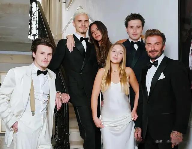 贝嫂50岁状态！贝克汉姆晒全家福，贝嫂气场 全家男人都比不过