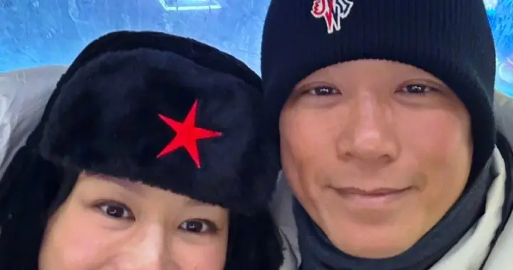 胡杏儿哈尔滨旅游，零下20度穿5层衣服，三个儿子羽绒服到脚脖子