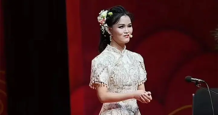 边玉瑶纲丝节首演成功，郭德纲亲自介绍，首次求观众多捧捧孩子