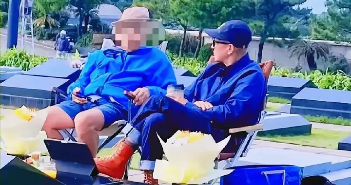 具俊晔又去探望大S，在墓前穿红靴子跷二郎腿，和友人热聊好惬意