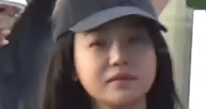 陈妍希坐轮椅现身，生图下脸更圆了，翘二郎腿有助理陪同状态悠闲