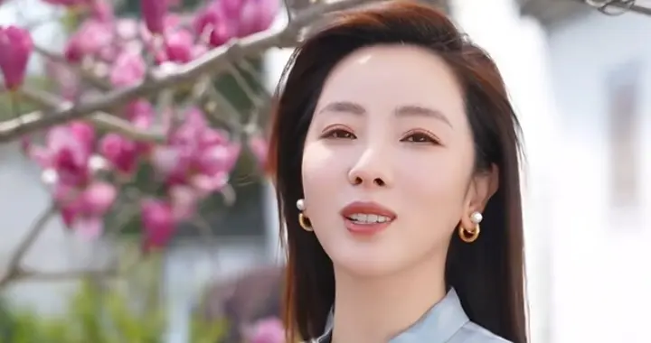 李思思分享生活感悟，新中式蓝马甲配披肩长发，知性优雅好漂亮