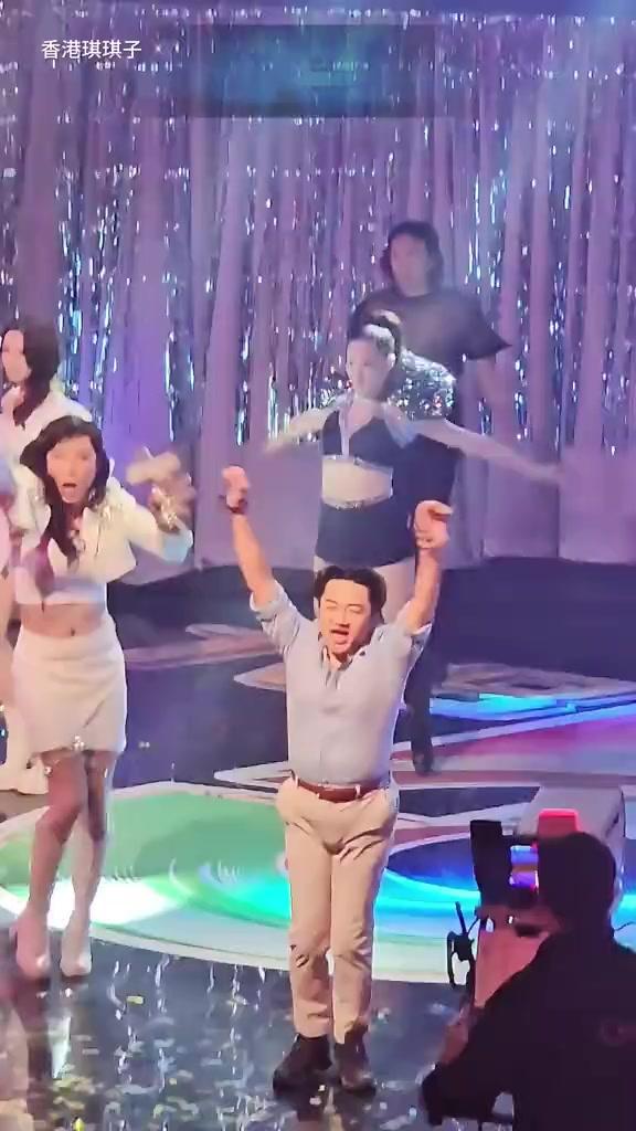 太丢人！曾志伟满头白发，TVB“全体”明星被“小杨哥”上了一课