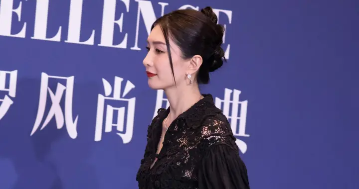 江疏影 费加罗红毯现场，冷白肤色在黑裙衬托下更显通透！