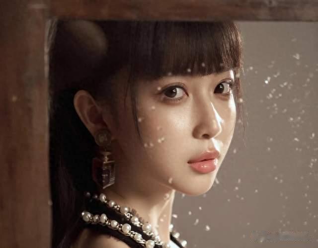 潘玮柏妻子宣云分享美照，齐刘海造型太美了，34岁依旧美如少女！