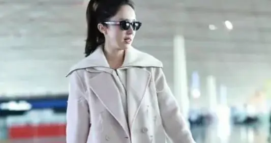 董璇机场私服才叫简约！米白大衣+牛仔裤+小白鞋，高级又大气！