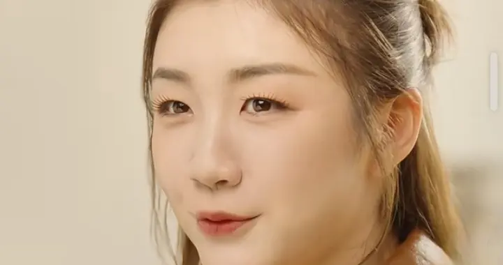 陈梦一袭温柔穿搭配半扎丸子头给羽素代言，美到失语