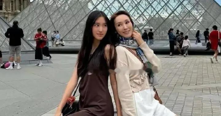 郭可盈一家三口巴黎度假 女儿个子高挑赶超妈妈 长相随爸爸堪比超模